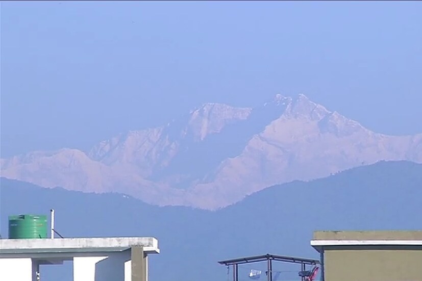 *কুয়াশার চাদর সরিয়ে টাইগার হিল থেকে সূর্যোদয় দেখার ফাঁজেই বাড়তি পাওনা আজ শ্বেতশুভ্র কাঞ্চনজঙ্ঘা দর্শন। যে ছিল তার নিজস্ব অপরূপতায় মোড়া। যেন তার টানেই পাহাড়ে বেড়াতে আসা, বলছিলেন পর্যটকেরা।