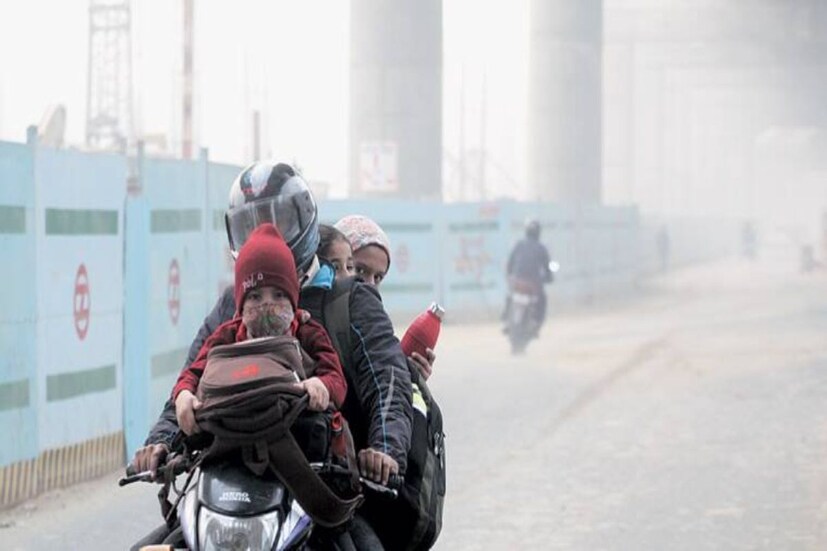ধোঁয়ায় ঢেকেছে (Delhi Pollution) রাজধানী দিল্লি। দীপাবলি শেষ না হতেই দূষণ প্রচণ্ড পরিমানে বেড়ে গিয়েছে দিল্লি এনসিআরে। এবারও দীপাবলিতে আতশবাজি না ফাটানোর নির্দেশ দিয়েছিল সুপ্রিম কোর্ট। কিন্তু সেই নির্দেশ অমান্য করে অনেকেই রীতিমতো বাজি পুড়িয়েছেন। যার জেরে কার্যত কালো ধোঁয়ায় ভরে গিয়েছে দিল্লি।