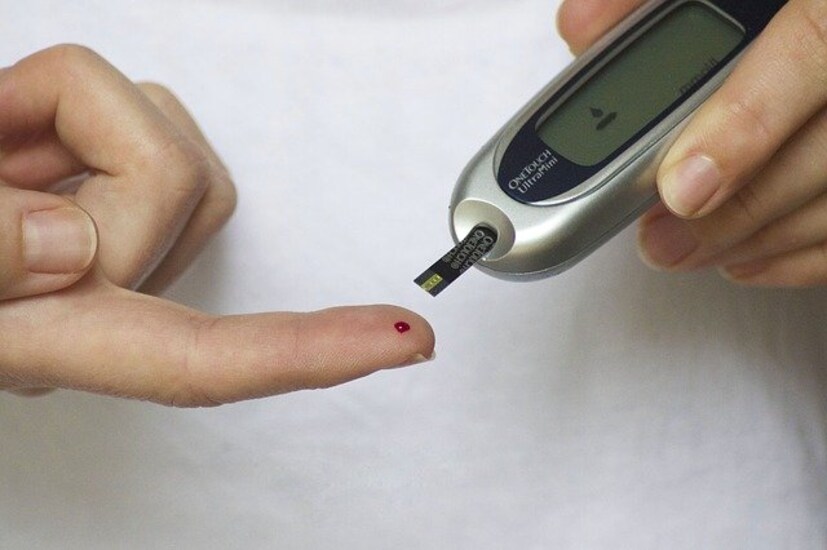 ডায়াবেটিস (Diabetes)- ডায়াবেটিস বা রক্তে শর্করার মাত্রা দুই ধরনের হতে পারে, টাইপ ১ (Type 1 Diabetes) এবং টাইপ ২ (Type 2 Diabetes)৷ টাইপ ১ ডায়াবেটিসে অগ্ন্যাশয় কম বা একেবারেই ইনসুলিন (Insulin) উৎপাদন করে না, যেখানে টাইপ ২ ডায়াবেটিস আমাদের রক্তে শর্করা উৎপন্ন করার পদ্ধতিকে প্রভাবিত করে, যা গ্লুকোজ নামেও পরিচিত৷ সঠিক আহার, নিয়মিত চেক আপ, শারীরিক ব্যায়াম এই রোগের ক্ষেত্রে অপরিহার্য।