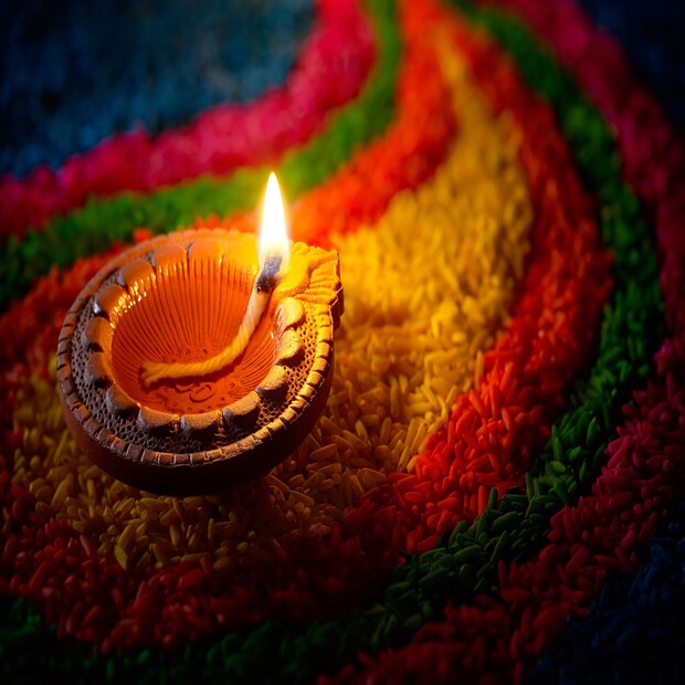 সুতরাং, প্রধান দরজার (Diwali Decoration)  সামনে এমন জিনিস রাখা গুরুত্বপূর্ণ যা দেবী লক্ষ্মীকে (Diwali Lakshmi Puja) খুশি করবে। তাই শুধু ঘর সাজানো নয়, কিছু জিনিস নিয়ম মেনেও করতে হবে। দরজার কাছে এমন জিনিস রাখতে হবে যা দেখে মা লক্ষ্মী খুশি হন।