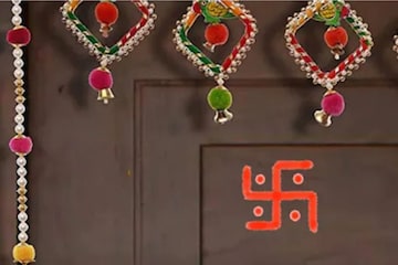 চিরস্থায়ী হবে সুখ এবং ঐশ্বর্য; দীপাবলিতে দেবী লক্ষ্মীর আবাহনে ঘর সাজান এই ভাবে! চিরস্থায়ী হবে সুখ এবং ঐশ্বর্য; দীপাবলিতে দেবী লক্ষ্মীর আবাহনে ঘর সাজান এই ভাবে!
