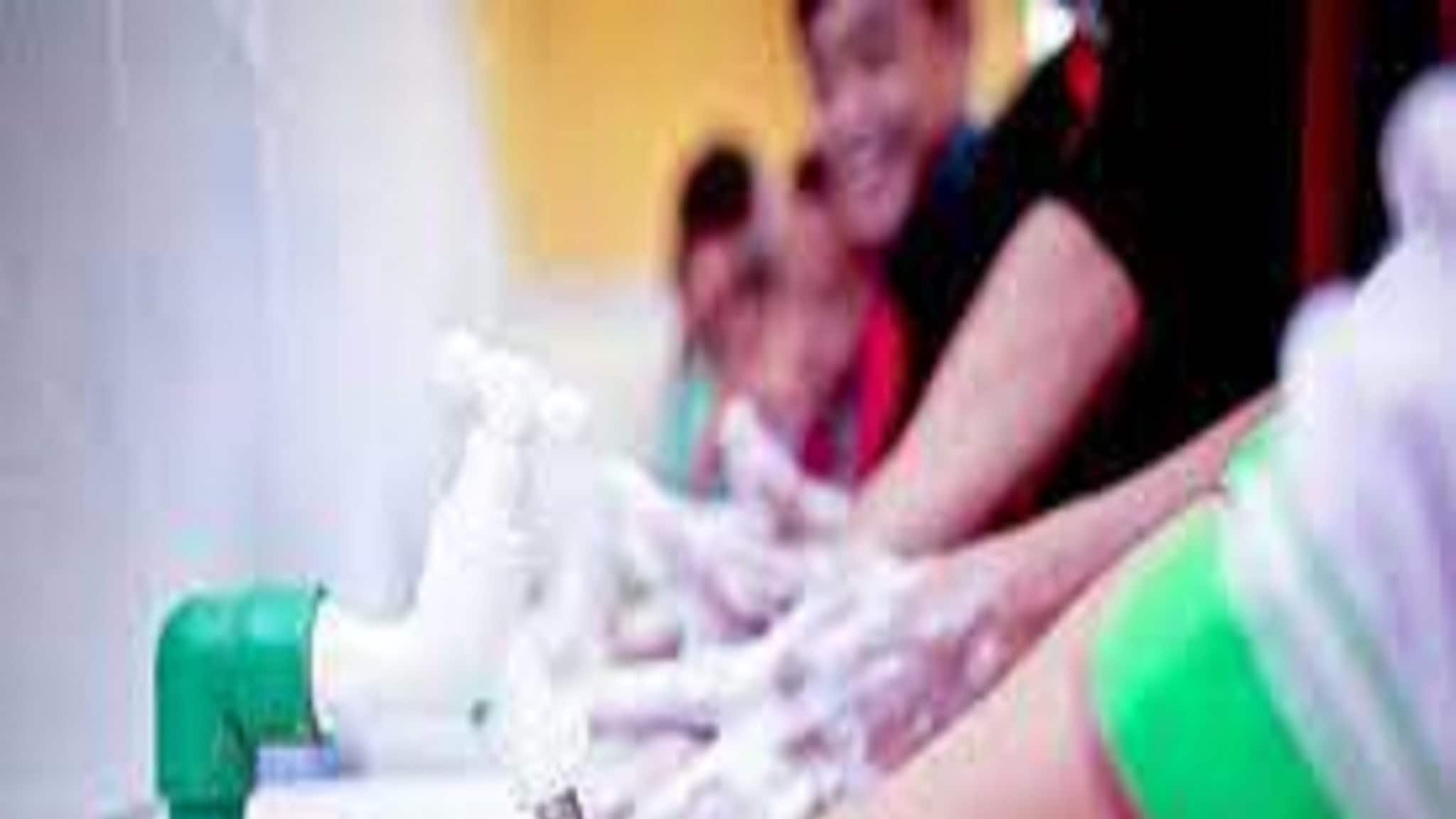 Coronavirus Third Wave: করোনা আবহে বার বার হাত ধুয়ে কি ত্বকের সমস্যা হচ্ছে? জেনে নিন কী ভাবে হাত ভালো থাকবে!