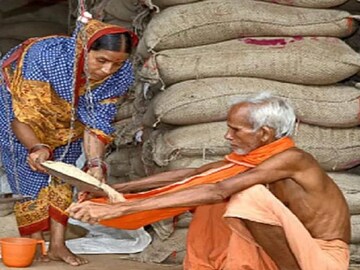 রাজ্যের ১০ হাজার ডিলারদের নিয়ে শুরু হচ্ছে দুয়ারে রেশন 
