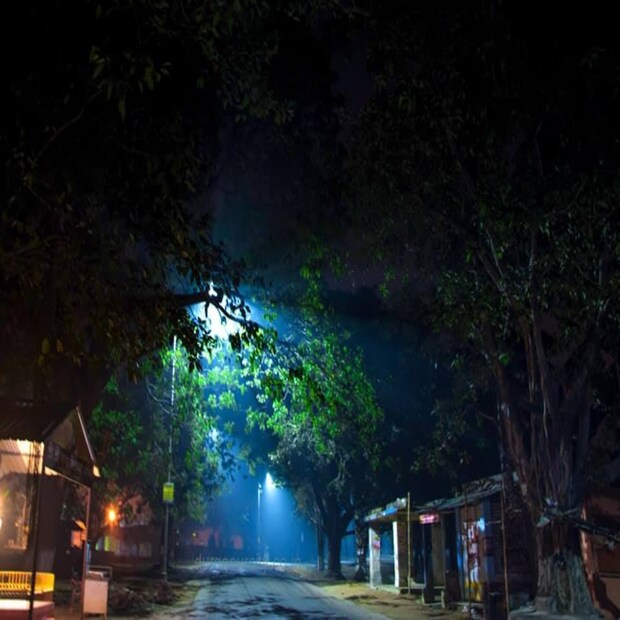 রাতের অন্ধকারে শিল্পাঞ্চলের ঝোপ জঙ্গলে চলছে পেত্নীদের ফটোশ্যুট। অন্ধকারে ভয়ঙ্করদর্শন ফটোশ্যুট করতেও হিমসিম খাচ্ছেন ফটোগ্রাফাররা। পাশাপাশি মেয়েদের সুন্দরী করে গড়ে তুলতে বিখ্যাত মেকআপ আর্টিস্টরাও ভূতুড়ে রূপ দিতে গিয়ে হতভম্ব। তবে সুন্দরীরা পেত্নী রুপে সোশ্যাল মিডিয়ায় ছবি পোস্ট করতেই নেটিজেনদের চর্চার মুখে পড়ে বেজায় খুশি প্রসাধনশিল্পী ও চিত্রশিল্পীরা।