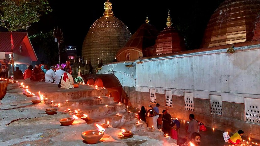 এখানে দেবীর যোনি পড়েছিল বলে ভক্তমনে বিশ্বাস। প্রতি বছর দেবী এখানে ঋতুমতী হন বলেও মনে করা হয়। সেই সময় দেবীর দর্শন বন্ধ থাকে। তখনই অনুষ্ঠিত হয় অম্বুবাচী মেলা। 
