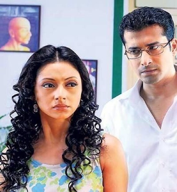 এখানে আকাশ নীল- এ একজন ডাক্তারের চরিত্রে অভিনয় করছিলেন তিনি। যা খুব জনপ্রিয় হয়। জানা গিয়েছে ফের ডাক্তারের চরিত্রেই অভিনয় করবেন তিনি। photo source collected