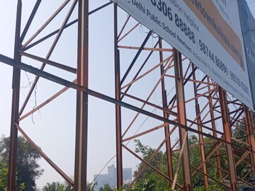 ইএম বাইপাসের বিলবোর্ডে মৃতদেহ!