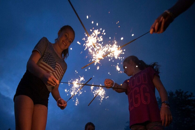 দীপাবলি (Diwali 2021) হল আলোর উৎসব; ভারতীয়রা এই উৎসবে বিভিন্ন ধরনের আলো এবং প্রদীপ ঘর দিয়ে সাজায়। সঙ্গে রাতের দিকে রঙবেরঙের বাজিও(Diwali Firecrackers) ফাটায়। আলোর উৎসবের এই দিনটি অন্ধকারে আলোর জয়কে বোঝাতে উদযাপিত হয়। তবে শুধু বাচ্চাদের মধ্যে নয়, দীপাবলিতে বাজি ফাটানো নিয়ে প্রাপ্তবয়স্কদের মধ্যেও যথেষ্ট উত্তেজনা থাকে।