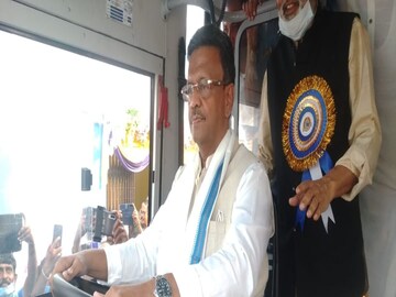 বাস চালক মন্ত্রী ফিরহাদ হাকিম