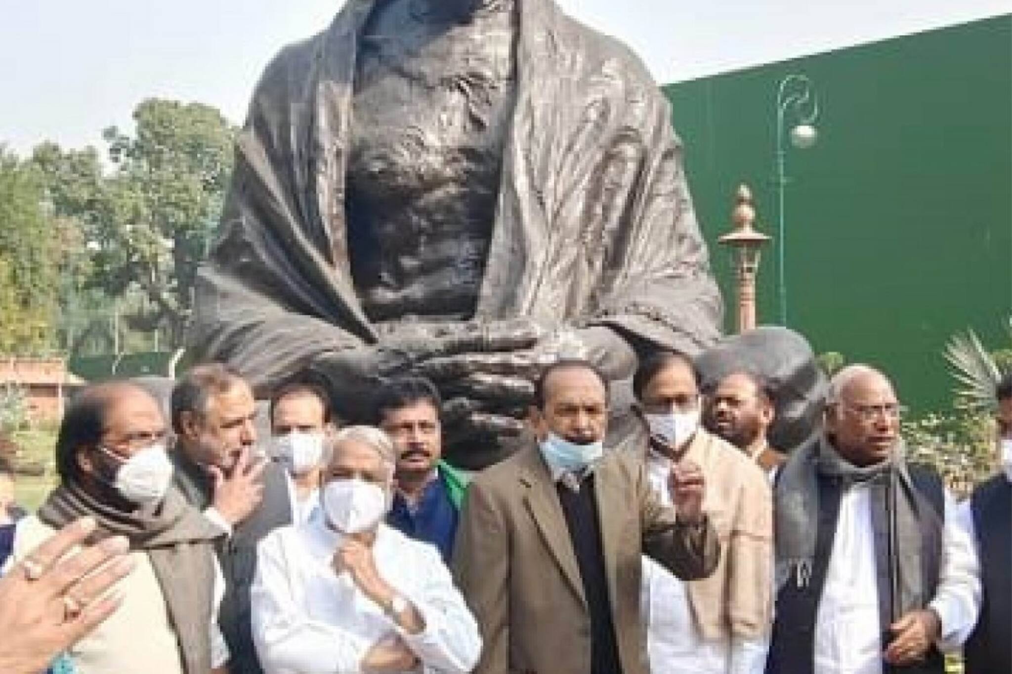 উত্তাল সংসদ, রাজ্যসভা থেকে তৃণমূল-সহ ওয়াক আউট বিরোধীদের