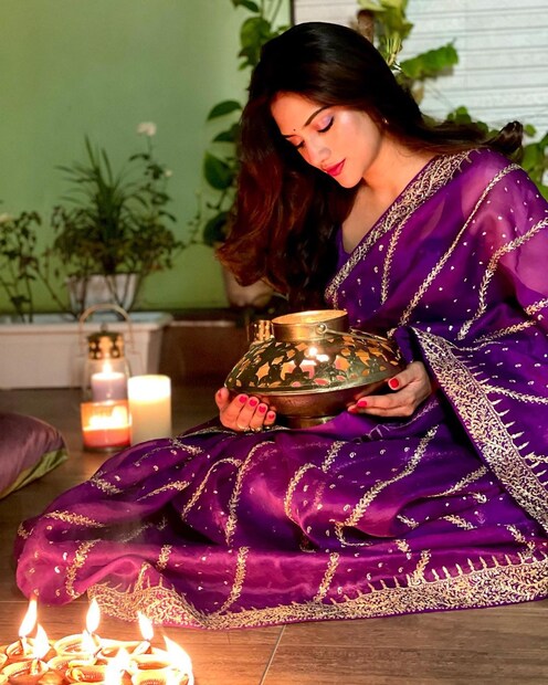 *ঈশান এবং রিয়াংশের পরনেও যশের মতো একই রঙের একই ডিজাইনের সিল্কের পাঞ্জাবি। যশ এবং নুসরতের ছবির সামনে জ্বলছে প্রদীপ। একে অপরের দিকে মুগ্ধ দৃষ্টিতে তাকিয়ে আছেন দু'জনে। সেই ছবি দিয়ে সকলকে দীপাবলির শুভেচ্ছা জানিয়েছেন। ছবিঃ ইনস্টাগ্রাম।