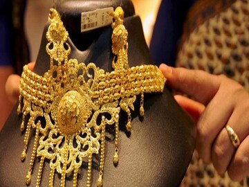 পিসি জুয়েলার্স (PC Jewellers) হিরে ও সোনার গয়নার মেকিং চার্জের উপরে ৩০ শতাংশ পর্যন্ত ছাড় দিচ্ছে ৷ রুপোর গয়না বা অন্য সামগ্রীতে ছাড় চোখে পড়ার মতন রয়েছে ৷ প্রতীকী ছবি ৷