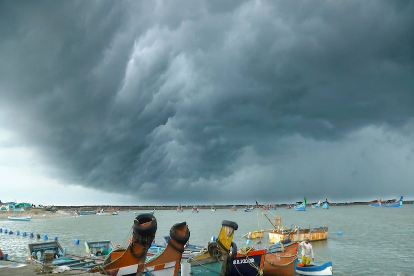*আগামী কয়েকদিন মধ্যপ্রদেশ, রাজস্থানে তাপমাত্রা বাড়বে। ৩ ডিগ্রি পর্যন্ত তাপমাত্রা বাড়তে পারে। ভারী থেকে অতি ভারী বৃষ্টি হবে তামিলনাডু, পুদুচেরী, কেরল, করাইকাল, অন্ধ্রপ্রদেশ, কর্ণাটক, মহারাষ্ট্র, গোয়া ও কঙ্কনে। ফাইল ছবি।