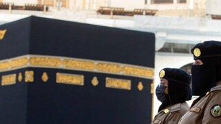 Saudi police women stand alert in front of the Kaaba, the cubic building at the Grand Mosque, during the annual hajj pilgrimage in the Saudi Arabia's holy city of Mecca. (File photo: AP Photo)