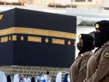 Saudi police women stand alert in front of the Kaaba, the cubic building at the Grand Mosque, during the annual hajj pilgrimage in the Saudi Arabia's holy city of Mecca. (File photo: AP Photo)