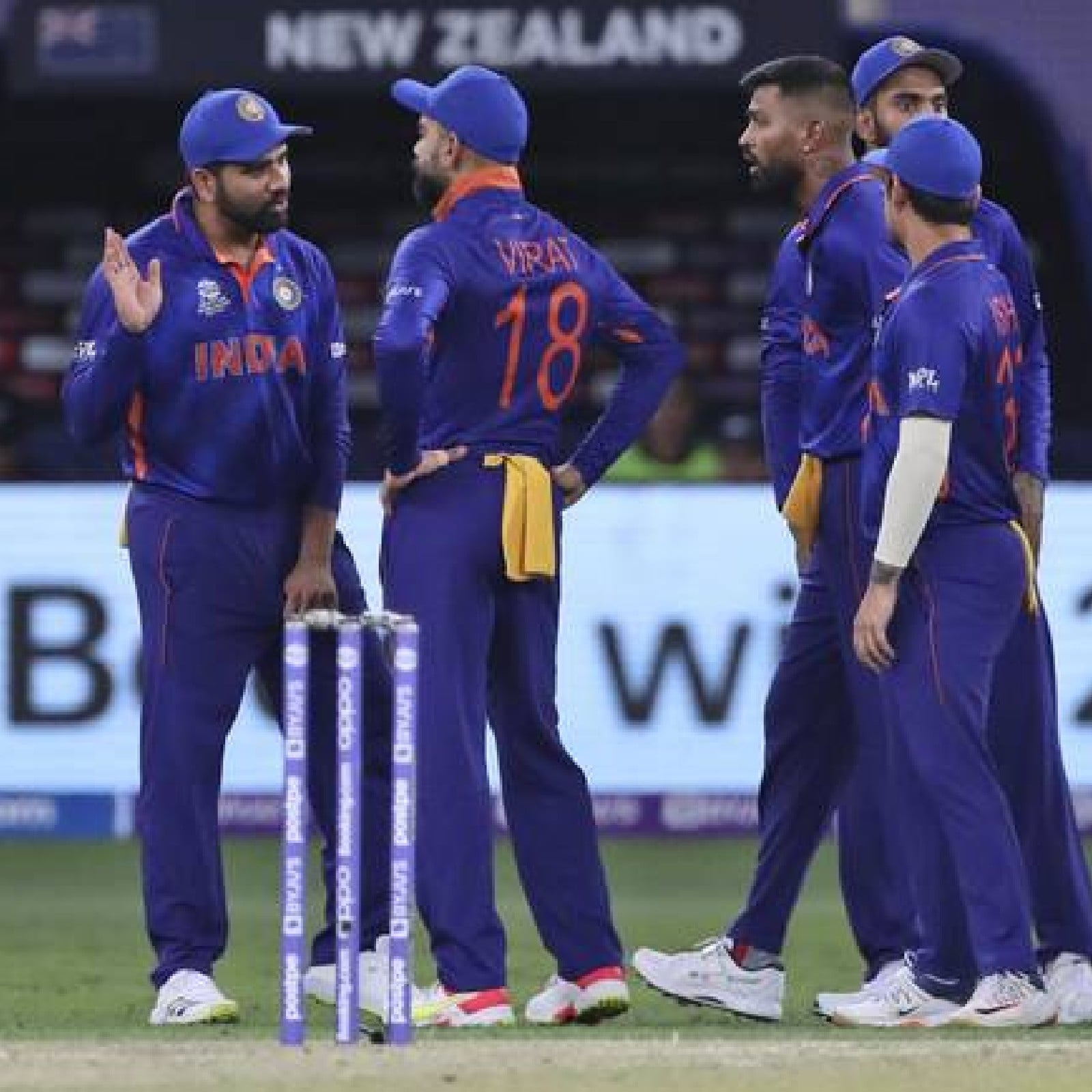ভারতকে পরবর্তী দুটি ম্যাচ অবশ্যই জিততে হবে। অন্যদিকে আফগানিস্তান বা নামিবিয়ার কাছে হারতে হবে নিউ জিল্যান্ডকে। তা হলে নিউ জিল্যান্ডের পয়েন্ট হবে ৬। ভারত ওদিকে বাকি দুটি ম্যাচ জিতে থাকবে ৬ পয়েন্টে। আবার নিউ জিল্যান্ডকে হারাতে পারলে আফগানিস্তানেরও ৬ পয়েন্ট হবে। সেক্ষ্ত্রে নেট রান রেট নির্ণায়ক হয়ে দাঁড়াবে।