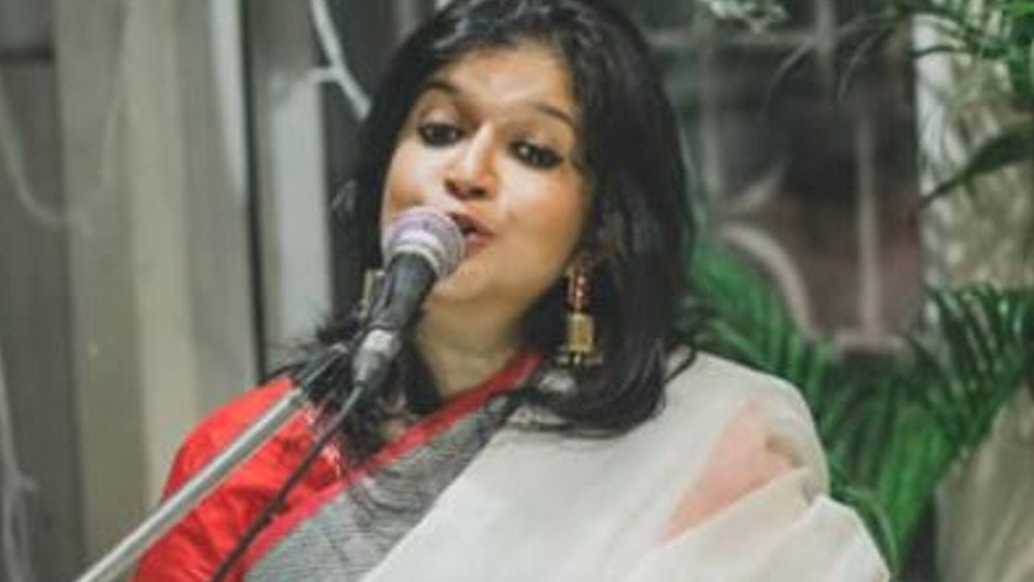 Sahana Bajpaie: এক মাস গান গাওয়া বন্ধ সাহানার! গলায় রক্তক্ষরণ গায়িকার