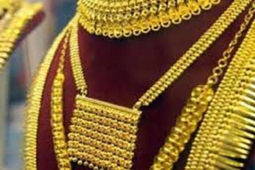 দীপাবলি (Diwali 2021) ও ধনতেরাসে (Dhanteras 2021) মানুষ সাধারণত সামর্থ্য মত সোনা কিনে থাকেন ৷ এই সোনা কেনার বিষয়ে নানান দিক থেকেই সাধারণ মানুষ প্রতারিত হতে পারেন ৷ প্রতীকী ছবি ৷