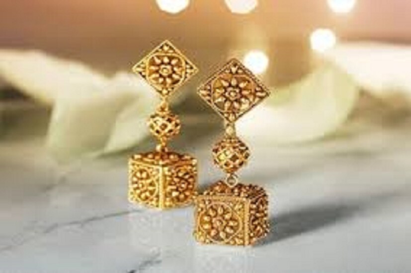 পিসি জুয়েলার্স (PC Jewellers), তানিষ্ক (Tanishq) এই ধরনের সোনার বড় বড় প্রতিষ্ঠান ধনতেরাসে সোনা (Gold) ও হিরের (Diamond) গয়নায় বড় ছাড় পাওয়া যায়, বড় ছাড়ের সঙ্গে রয়েছে ক্যাশব্যাক অফার আছে (Cashback Offers) ৷ প্রতীকী ছবি ৷