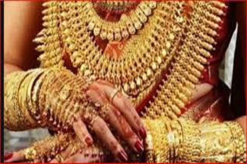 এই অফারের মধ্যে ক্যাশব্যাক (Cashback) ছাড়াও মেকিং চার্জের উপরে বিশেষ ছাড় রয়েছে (Special discount over making charge) ৷ মনে করা হচ্ছে এই ধরনের অফার জিনিসপত্র বিক্রিতে বিশেষ পরিমাণে ছাড় দেবে ৷ প্রতীকী ছবি ৷