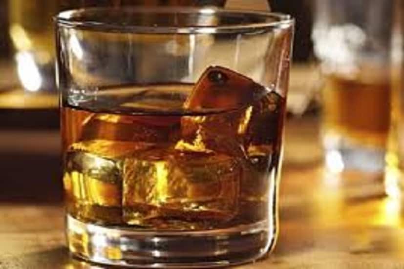সিগ্রাম'স ব্লেন্ডারস প্রাইড রিজার্ভ (Seagram's Blender Price) (১৮০ মিলি)-৩২০ টাকা, (৩৭৫ মিলি) ৫৯০ টাকা, ৭৫০ (মিলি)-১,১১০ টাকা ৷ প্রতীকী ছবি ৷