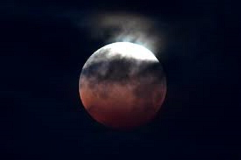 বৃষ (Taurus): চন্দ্রগ্রহণের (Lunar Eclipse 2021) সরাসরি প্রভাব বৃষ রাশির জাতক-জাতিকাদের উপরে পড়ে ৷ আগামী ১৫ দিন শরীরের খেয়াল রাখুন ৷ কারোর প্রতি অতিরিক্ত মাত্রায় পরিশোধ পরায়ন না হওয়াটাই বাঞ্ছনীয় ৷ প্রতীকী ছবি ৷