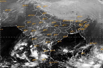 জোড়া ঘূর্ণাবর্তের চোখ রাঙানি থেকে ছাড় নেই, হুড়মুড়িয়ে নামছে তাপমাত্রার পারদ