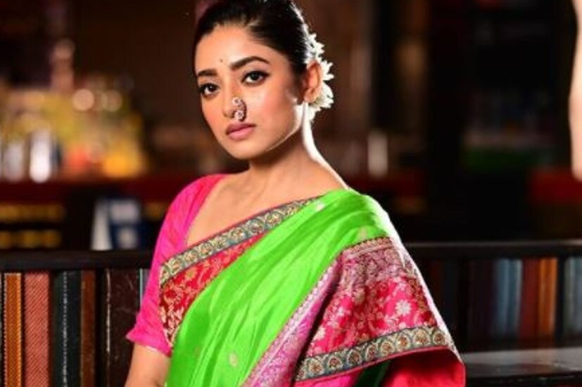 ঈশার দীপাবলি সাজ বেশ ব্যতিক্রমী। সবুজ ও ফুশিয়ার মিশেলে শাড়ির সঙ্গে নাকে নথ ও মাথায় ফুল নাটকীয়তা এনেছে সাজে। 