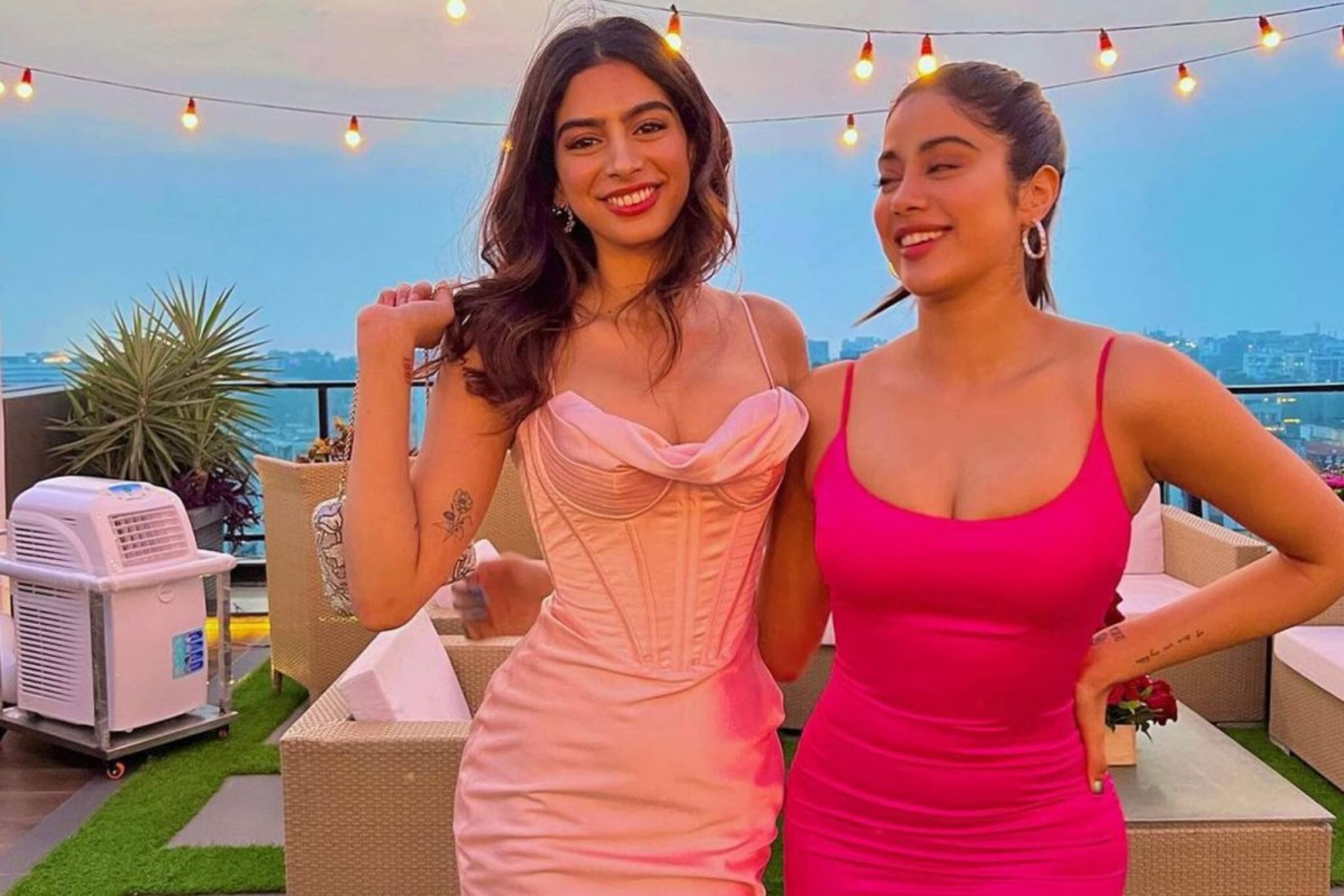 Janhvi Kapoor | Khushi Kapoor : জাহ্নবী ও খুশি, দুই বোনের সম্পর্ক কেমন? ছবিতেই দেখে নিন কিছু মুহূর্ত