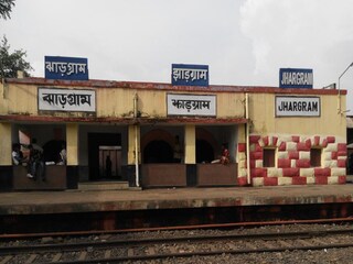 ঝাড়গ্রামে চলছে না লোকাল ট্রেন