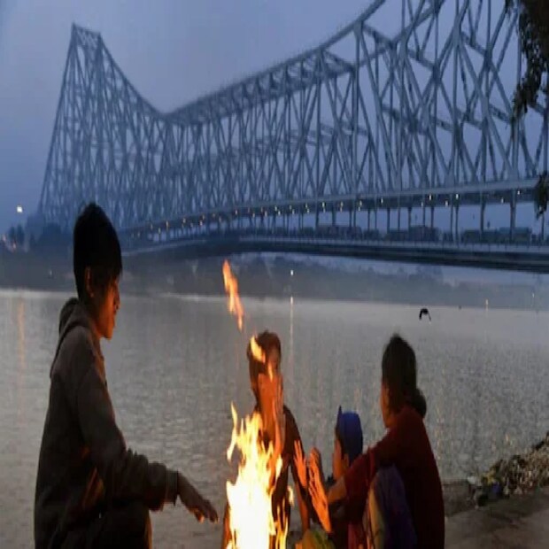 দক্ষিণবঙ্গে জমিয়ে শীতের আমেজ দেখা যেতে পারে সপ্তাহের শেষে। পুবালি হাওয়ার প্রভাব কমবে, বাড়বে উত্তুরে হাওয়ার দাপট। আগামী কয়েকদিন শুষ্ক আবহাওয়া থাকবে এই রাজ্যে। আগামী ৪৮ ঘণ্টায় উত্তরবঙ্গের দার্জিলিং, কালিম্পং জেলায় হালকা বৃষ্টির সামান্য সম্ভাবনা রয়েছে। বাকি জেলায় শীতের আমেজ ক্রমশ বাড়বে। শুষ্ক আবহাওয়া থাকবে উত্তরবঙ্গেও।