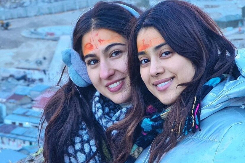 কেদারনাথ (Kedarnath) মন্দির থেকে ঘুরে এলেন বলিউডের দুই দিভা জাহ্নবী কাপুর ও সারা আলি খান। উত্তরাখণ্ডের বরফাবৃত পাহাড়ে সুসময় কাটালেন দুই সুন্দরী। শোনা যাচ্ছে, সারা ও জাহ্নবী বলিউডের দুই নতুন বেস্টি।