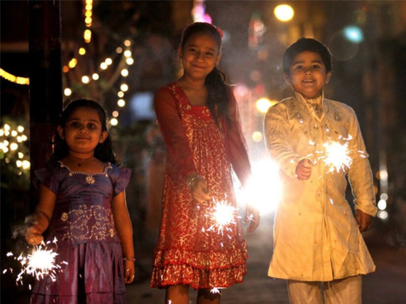 ২. সুতির জামা পড়ুন  যদিও দীপাবলিতে (Diwali 2021) সুন্দর পোশাকে নিজেকে সকলেই সাজাতে চান; বেশিরভাগ মানুষেই শিফন, জর্জেট, স্যাটিন এবং সিল্কের কাপড় বেশি পছন্দ করেন, কিন্তু এই ধরনের পোশাক আগুনে বেশি সংবেদনশীল- তাই পরিবর্তে সুতি সিল্ক, সুতি বা পাটের ঢিলেঢালা পোশাক পড়াই শ্রেয়।