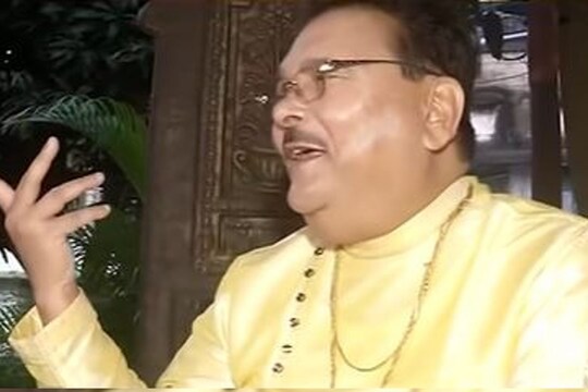  এবার মুখ্যমন্ত্রীর অনুপ্রেরণায় কি নতুন ভূমিকায় দেখা দিতে চলেছেন তিনি? ঠিক তাই, মুখ্যমন্ত্রী মমতা বন্দ্যোপাধ্যায়ের শিল্পীসত্তা মুগ্ধ করে তাঁকে। আর তাই তাঁরই নির্দেশে রবীন্দ্রসংগীত নিয়ে অনুরাগীদের বিশেষ উপহার দিতে চলেছেন মদন মিত্র। আভাস দিলেন জন্মদিনের সকালেই।