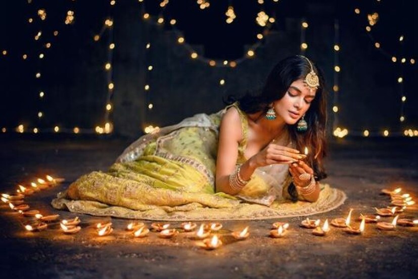 মধুমিতার এই সাজ ও ছবি দীপাবলির জন্য যথার্থ। ছবিতে আলোর মালায় বেষ্টিত হয়ে রয়েছেন অভিনেত্রী। 