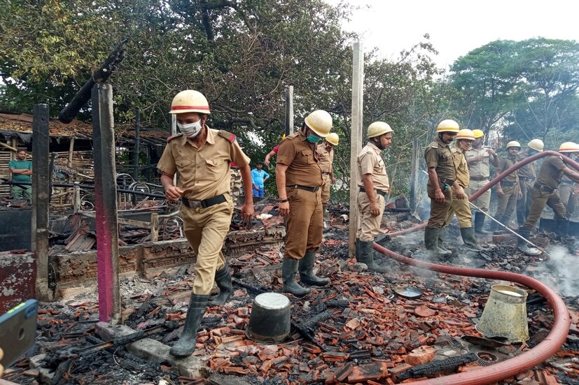 শীতের শুরুতেই শহরে ভয়াবহ অগ্নিকাণ্ড (Kolkata News | Fire at Topsia)। শুক্রবার দুপুরে তপসিয়ার ২৪ নম্বর বাস স্ট্যান্ডের কাছে একটি বস্তিতে আগুন লাগে (Kolkata News | Fire at Topsia)। নিমেষে সেই আগুন ছড়িয়ে পড়ে গোটা এলাকায়। পুড়ে ছাই হয়ে গিয়েছে একাধিক ঘর (Kolkata News | Fire at Topsia)।