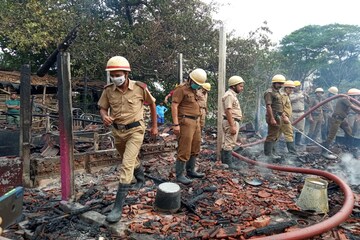 তপসিয়ার বস্তিতে ভয়াবহ আগুন-আতঙ্ক, পুড়ে ছাই বহু ঘর! ঘটনাস্থলে দমকলের ৭টি ইঞ্জিন তপসিয়ার বস্তিতে ভয়াবহ আগুন-আতঙ্ক, পুড়ে ছাই বহু ঘর! ঘটনাস্থলে দমকলের ৭টি ইঞ্জিন