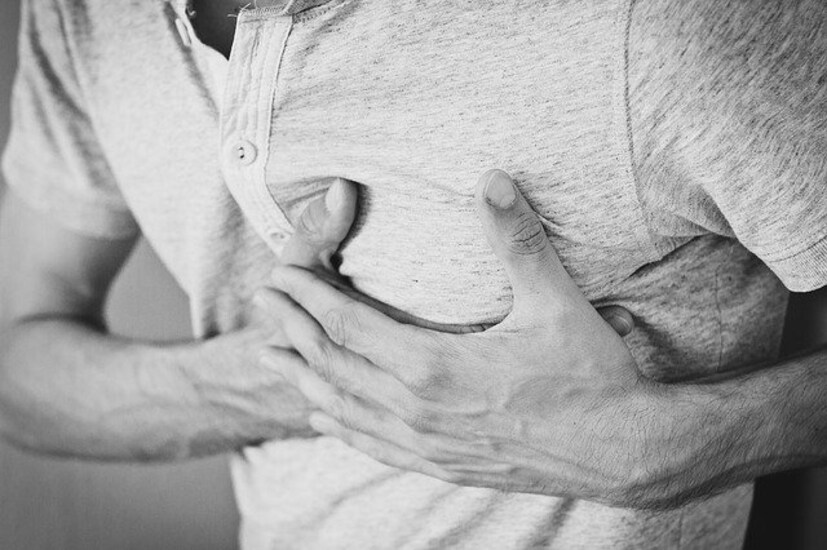 করোনারি আর্টারি ডিজিজ (Coronary Heart Disease)- অনেক হৃদরোগই প্রাণঘাতী। এর মধ্যে করোনারি আর্টারি ডিজিজ অন্যতম। এটি এমন একটি অবস্থা, যেখানে হৃৎপিণ্ডে রক্ত ও অক্সিজেন সরবরাহকারী করোনারি ধমনী সঙ্কুচিত হয়ে যায়, যার ফলে বুকে ব্যথা (এনজাইনা) বা হার্ট অ্যাটাক হয়।