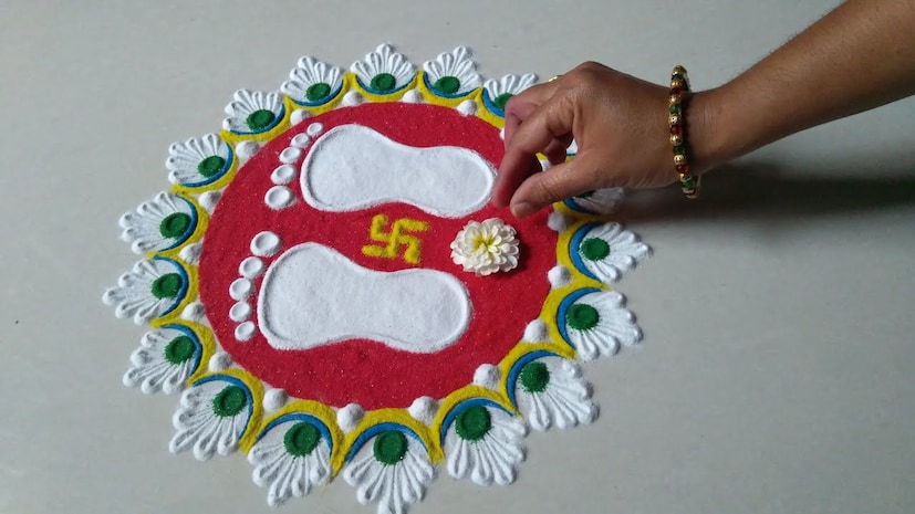 মা লক্ষ্মীর পায়ের ছাপ বাড়ির প্রধান প্রবেশদ্বারটি (Diwali 2021) দেবী লক্ষ্মীর (Diwali Lakshmi Puja) পদচিহ্ন দিয়ে সাজানো (Diwali Decoration) উচিত। এটা করা হয় বোঝানোর জন্য যে দেবী ধীরে ধীরে বাড়ির(Diwali Home Decoration) অভিমুখে আসছেন।