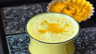 ২) এক কাপ দুধে একটু হলুদ ও মধু মিশিয়ে খেতে পারেন। হলুদ অ্যান্টি সেপটিকের কাজ করে। এছাড়া লিভার ভাল রাখে। আর মধুতে অ্যান্টি অক্সিড্যান্ট থাকে। ত্বকের জন্য এই মিশ্রণ ভাল। ২) এক কাপ দুধে একটু হলুদ ও মধু মিশিয়ে খেতে পারেন। হলুদ অ্যান্টি সেপটিকের কাজ করে। এছাড়া লিভার ভাল রাখে। আর মধুতে অ্যান্টি অক্সিড্যান্ট থাকে। ত্বকের জন্য এই মিশ্রণ ভাল।