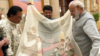 প্রধানমন্ত্রীকে বিশেষ উপহারে মুগ্ধ করলেন বাংলার তাঁতশিল্পী বীরেন কুমার বসাক 
