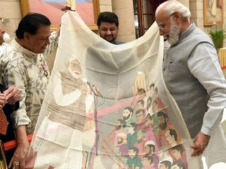 প্রধানমন্ত্রীকে বিশেষ উপহারে মুগ্ধ করলেন বাংলার তাঁতশিল্পী বীরেন কুমার বসাক 