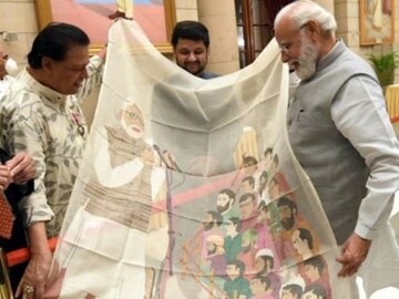 প্রধানমন্ত্রীকে বিশেষ উপহারে মুগ্ধ করলেন বাংলার তাঁতশিল্পী বীরেন কুমার বসাক 