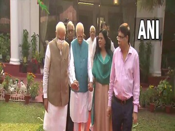 আদবাণীর বাড়িতে মোদি