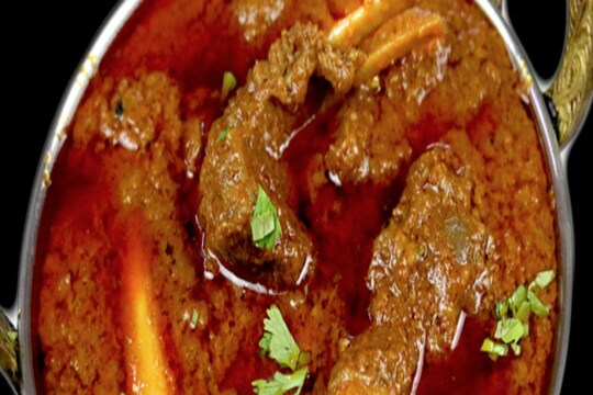 বাসন্তী পোলাও-মাটন কষা: বাঙালি ভোজন নিয়ে কথা হবে, আর সেখানে মাটন-সহযোগে বাসন্তী পোলাওয়ের প্রসঙ্গ আসবে না- তা কি হয়? খাঁটি গাওয়া ঘিয়ে তৈরি গোবিন্দভোগ চালের বাসন্তী পোলাও বাঙালি রসনাতৃপ্তির অন্যতম অঙ্গ। আর তার সঙ্গে মাটন কষা ছাড়া আর কিছুই যায় না! ঘিয়ের সুগন্ধের সঙ্গে নানা মশলার মিশেলে তৈরি মাটন কষানোর সুঘ্রাণ নাকে এলেই বোধহয় অর্ধেক খাওয়া হয়ে যায়! ওই যে কথায় আছে না, ঘ্রাণেন অর্ধ-ভোজনং!