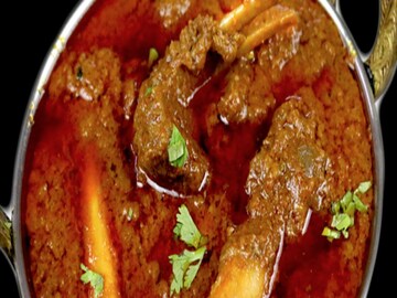 বাসন্তী পোলাও-মাটন কষা:

বাঙালি ভোজন নিয়ে কথা হবে, আর সেখানে মাটন-সহযোগে বাসন্তী পোলাওয়ের প্রসঙ্গ আসবে না- তা কি হয়? খাঁটি গাওয়া ঘিয়ে তৈরি গোবিন্দভোগ চালের বাসন্তী পোলাও বাঙালি রসনাতৃপ্তির অন্যতম অঙ্গ। আর তার সঙ্গে মাটন কষা ছাড়া আর কিছুই যায় না! ঘিয়ের সুগন্ধের সঙ্গে নানা মশলার মিশেলে তৈরি মাটন কষানোর সুঘ্রাণ নাকে এলেই বোধহয় অর্ধেক খাওয়া হয়ে যায়! ওই যে কথায় আছে না, ঘ্রাণেন অর্ধ-ভোজনং!