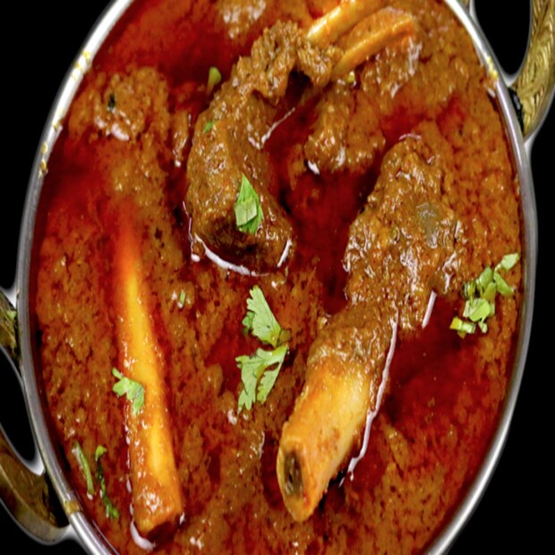 বাসন্তী পোলাও-মাটন কষা: বাঙালি ভোজন নিয়ে কথা হবে, আর সেখানে মাটন-সহযোগে বাসন্তী পোলাওয়ের প্রসঙ্গ আসবে না- তা কি হয়? খাঁটি গাওয়া ঘিয়ে তৈরি গোবিন্দভোগ চালের বাসন্তী পোলাও বাঙালি রসনাতৃপ্তির অন্যতম অঙ্গ। আর তার সঙ্গে মাটন কষা ছাড়া আর কিছুই যায় না! ঘিয়ের সুগন্ধের সঙ্গে নানা মশলার মিশেলে তৈরি মাটন কষানোর সুঘ্রাণ নাকে এলেই বোধহয় অর্ধেক খাওয়া হয়ে যায়! ওই যে কথায় আছে না, ঘ্রাণেন অর্ধ-ভোজনং!