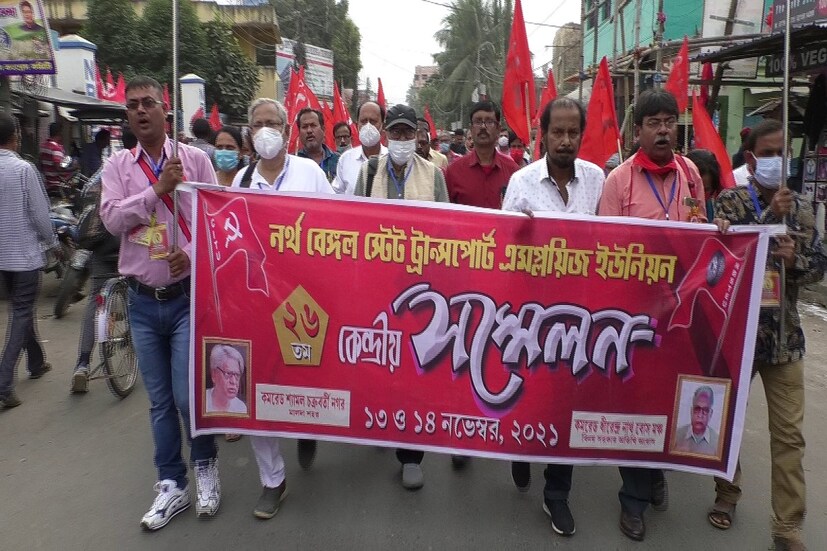 #মালদহ: উত্তরবঙ্গ এবং উত্তরবঙ্গ রাষ্ট্রীয় পরিবহণকে বাঁচাতে বৃহত্তর আন্দোলনে নামবে বামপন্থীরা। &quot;সেভ পাবলিক সেক্টর, সেভ নর্থ বেঙ্গল স্টেট ট্রান্সপোর্ট, সেভ নর্থ বেঙ্গল&quot; - এই স্লোগান তুলে আন্দোলনে নামা হবে। শনিবার মালদহে উত্তরবঙ্গ রাষ্ট্রীয় পরিবহণ এমপ্লয়িজ ইউনিয়নের কেন্দ্রীয় সমাবেশে যোগ দিয়ে এমনই জানালেন সিটুর রাজ্য সাধারণ সম্পাদক অনাদি সাহু।