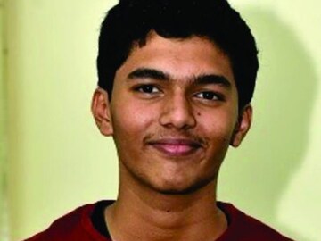 মাত্র ৪ ঘণ্টা পড়েই NEET 2021-এ প্রথম স্থান অধিকার মৃণালের