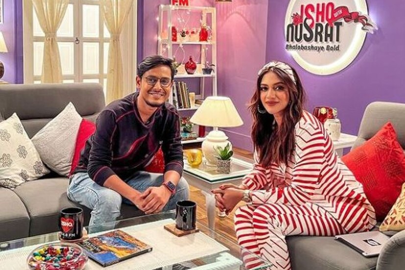 নুসরত জাহানের আরও এক অতিথি হলেন ইউটিউবার বং গাই তথা কিরণ দত্ত। কিরণ সম্প্রতি অভিনয়ও শুরু করেছেন। শো থেকে এক‌টি ছবি সোশ্যালে শেয়ার করে কিরণ লিখেছেন, 'এবার গেস্ট আর হোস্টের চেয়ারটা বদলে গিয়েছে।'